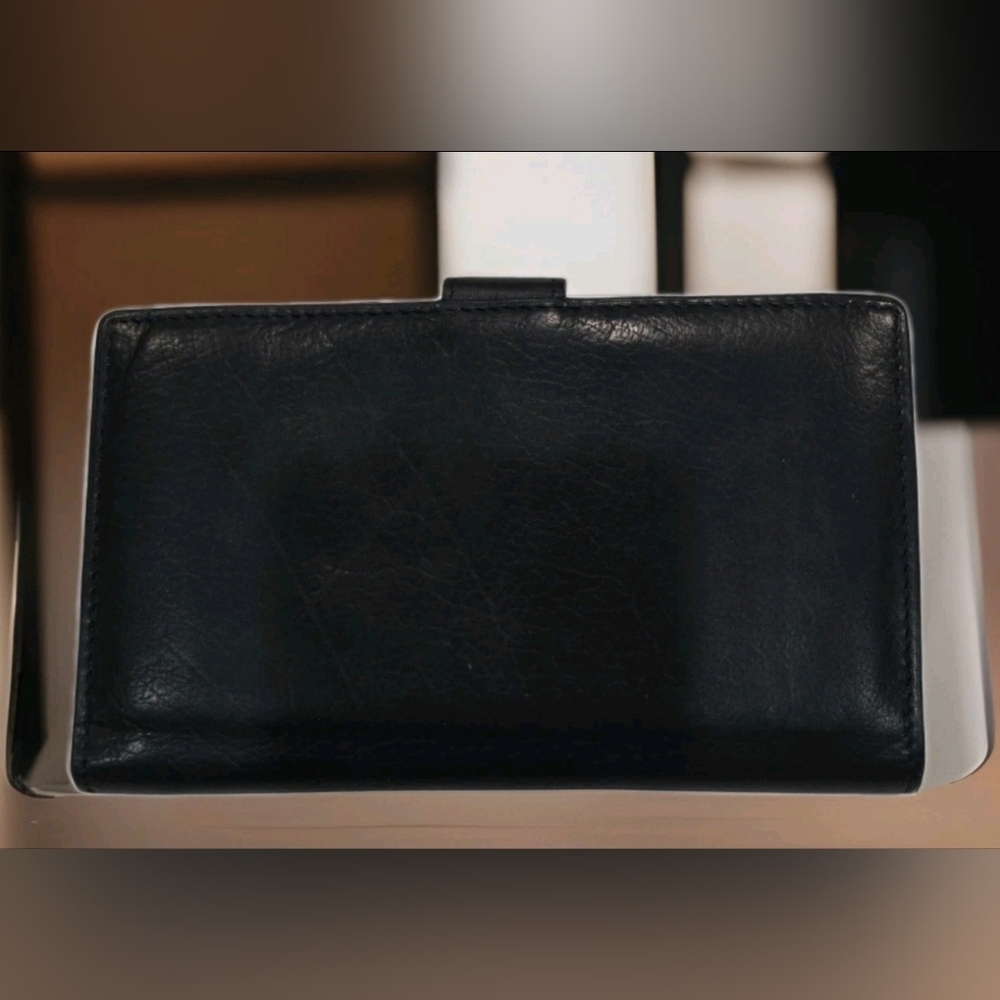Elegant Black Leather Wallet - Picture 2 of 9